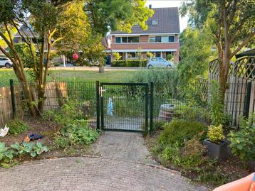 Dubbelstaafmat groen hekwerk met deur, 2 jaar oud.  beschikbaar voor biedingen