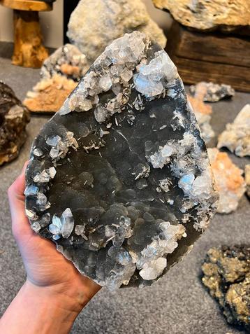 Prachtige chalcedoon met apofyliet beschikbaar voor biedingen