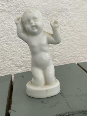 Wit vintage beeldje kind / knielende baby. Denemarken. beschikbaar voor biedingen