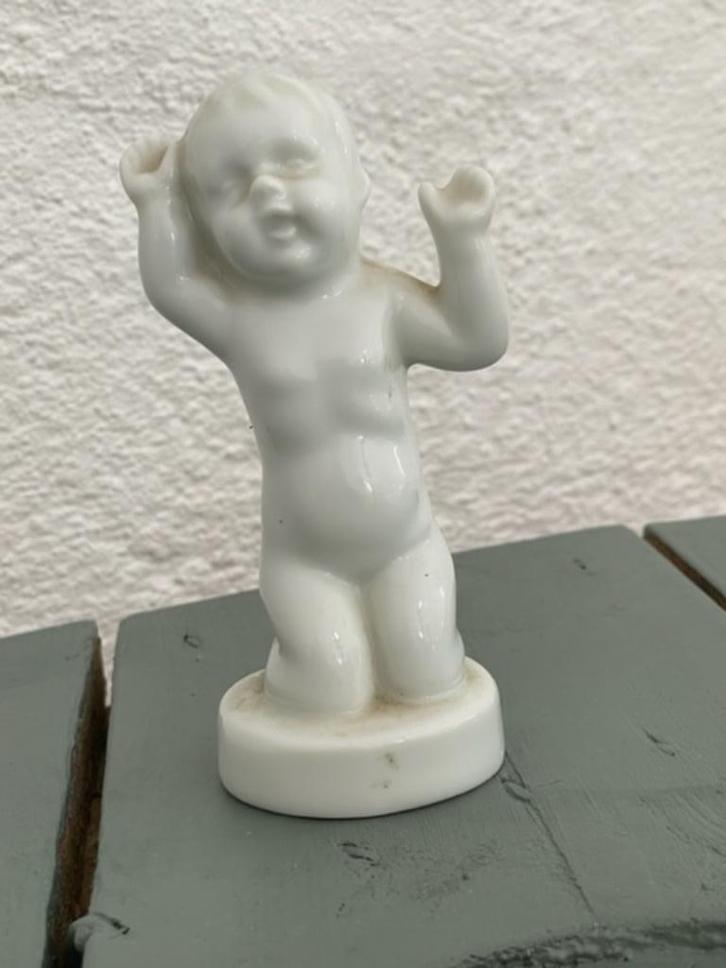 Wit vintage beeldje kind / knielende baby. Denemarken., Verzamelen, Beelden en Beeldjes, Zo goed als nieuw, Mens, Ophalen