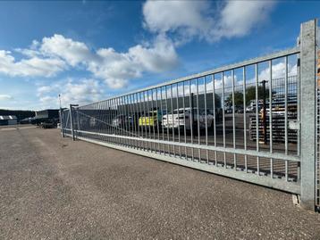 Grote vrijdragende schuifpoort beschikbaar voor biedingen