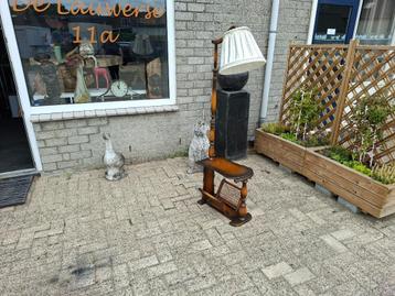 zeer oud houten staande lamp met lektuurbak eronder beschikbaar voor biedingen