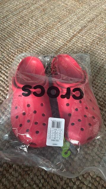 NIEUW crocs rood 45-46 beschikbaar voor biedingen