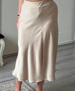 H&M creme satijn midi rok met elastische taille en split, Kleding | Dames, Rokken, H&M, Beige, Ophalen of Verzenden, Zo goed als nieuw