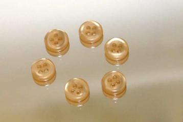 Vintage kunststof knopen nr. C256 beige glans effect beschikbaar voor biedingen
