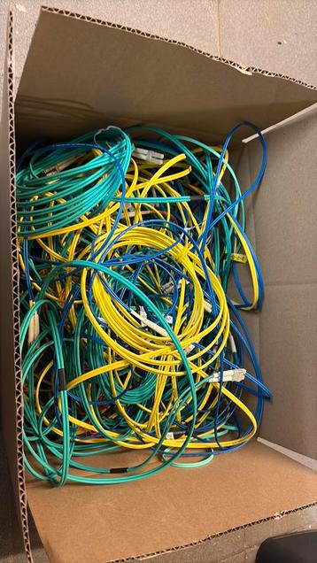 Doos met glasvezel kabels div lengtes beschikbaar voor biedingen
