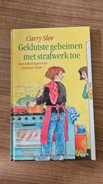 Carry Slee - Geklutste geheimen met strafwerk toe, Ophalen of Verzenden, Zo goed als nieuw