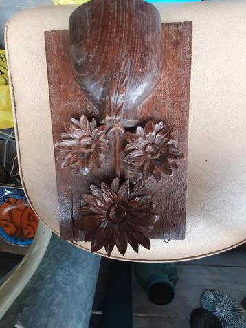 Houten Wanddecoratie met Bloemen beschikbaar voor biedingen
