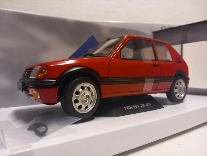 Peugeot 205 GTI 1.9 rood of blauw Solido 1:18 KRD, Hobby en Vrije tijd, Modelauto's | 1:18, Zo goed als nieuw, Auto, Solido, Ophalen of Verzenden