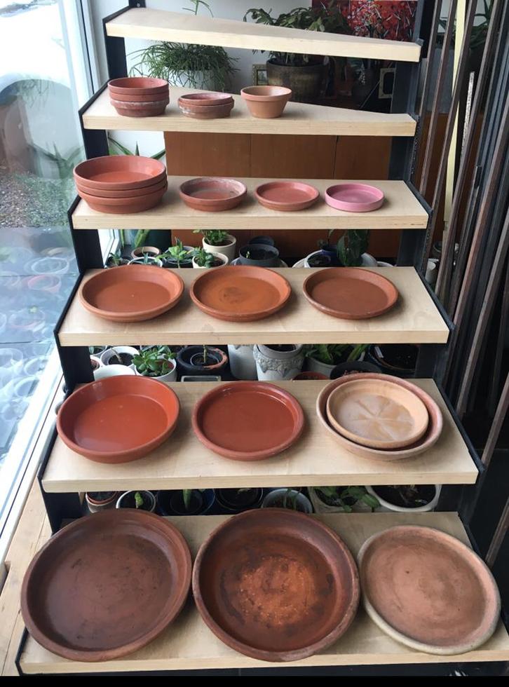 Grote schotels oude terracotta schalen onder bloempotten, Tuin en Terras, Bloempotten, Zo goed als nieuw, Terracotta, Binnen, Balkon