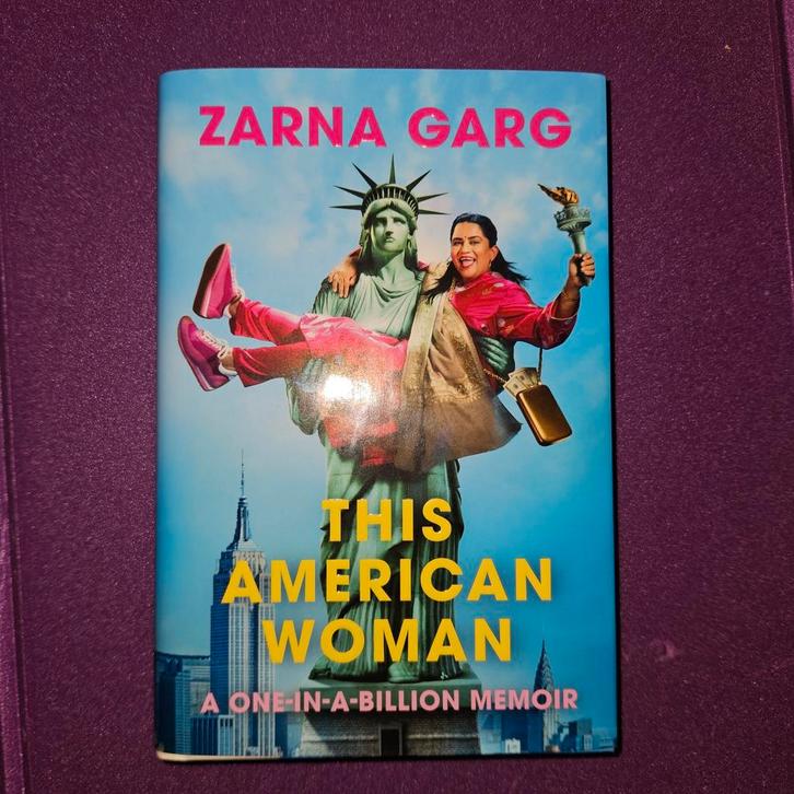 📚 (Gesigneerd) This American Woman – Zarna Garg, Boeken, Humor, Nieuw, Ophalen of Verzenden