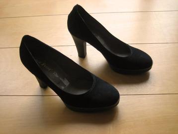 Elegante zwart suede pumps LUCA FERRI 36 snazzeys beschikbaar voor biedingen