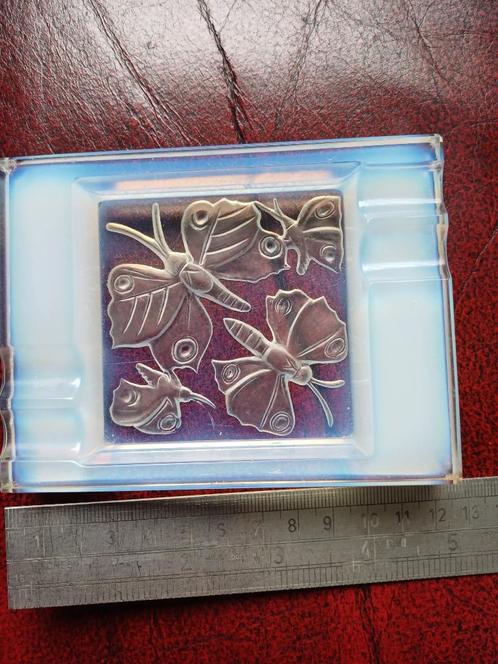 Opalescent asbakje verly;s? Vlinders erin weergegeven.onderk, Antiek en Kunst, Antiek | Glas en Kristal, Ophalen