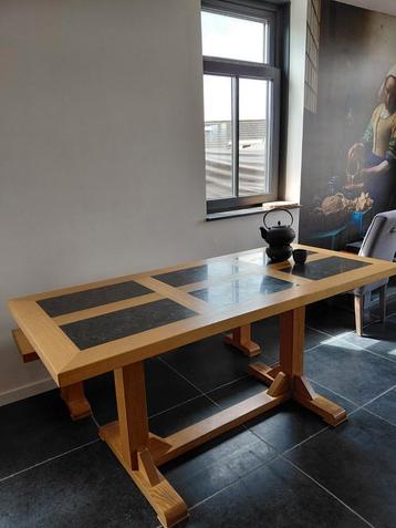 Eiken houten tafel en bank  beschikbaar voor biedingen