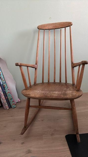 Vintage schommelstoel die opknapbeurt verdient beschikbaar voor biedingen