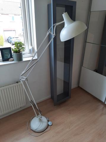 Witte Booglamp beschikbaar voor biedingen
