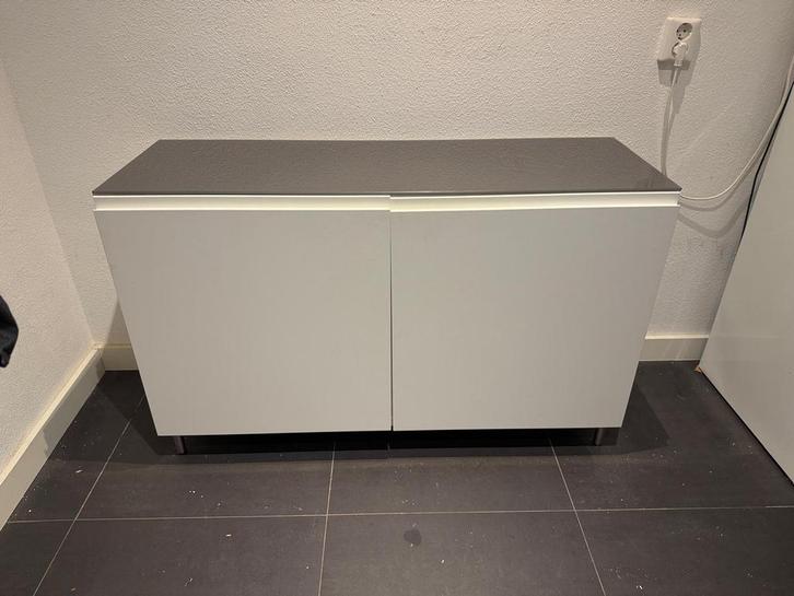 GRATIS! Ikea kastje met glasplaat, Tuin en Terras, Bergingen en Tuinkasten, Gebruikt, Overige typen, Kunststof, Ophalen