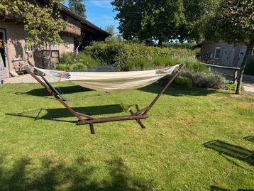 Hangmat met hardhouten frame beschikbaar voor biedingen