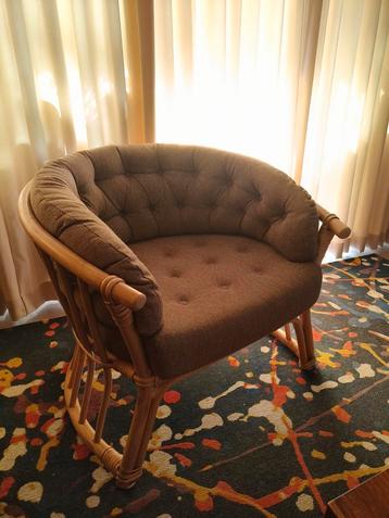 Rotan fauteuil met stoffen bekleding beschikbaar voor biedingen