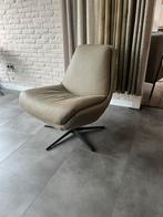 Lederen Draaifauteuil Taupe - Showroommodel, Huis en Inrichting, Fauteuils, Ophalen, Retro, modern, relax, landelijk, vintage, skandinavisch