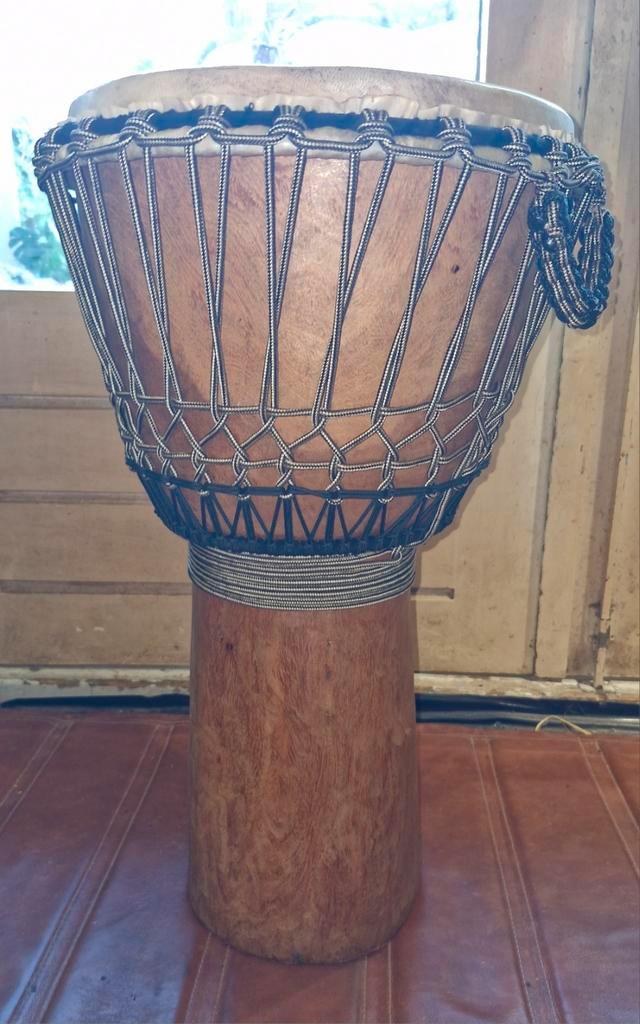Djembé 60 cm hoog nieuw vel afrikaanse geit, Muziek en Instrumenten, Percussie, Trommel, Ophalen of Verzenden