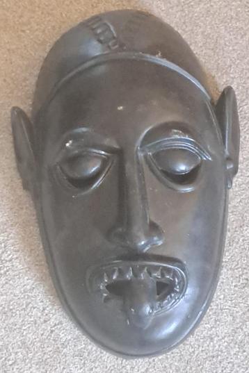 Metalen masker. steekt tong uit. Wanddecoratie. beschikbaar voor biedingen