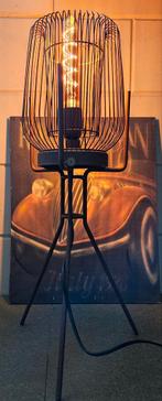 Tripod Cage lamp, industrieel/ steampunk., Huis en Inrichting, Lampen | Tafellampen, Ophalen of Verzenden, Nieuw, 50 tot 75 cm