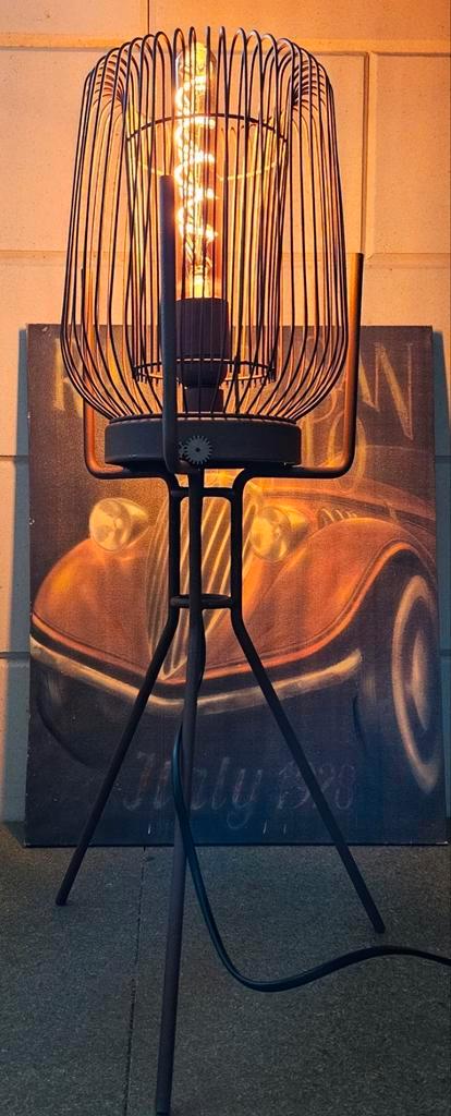 Tripod Cage lamp, industrieel/ steampunk., Huis en Inrichting, Lampen | Tafellampen, Nieuw, 50 tot 75 cm, Ophalen of Verzenden