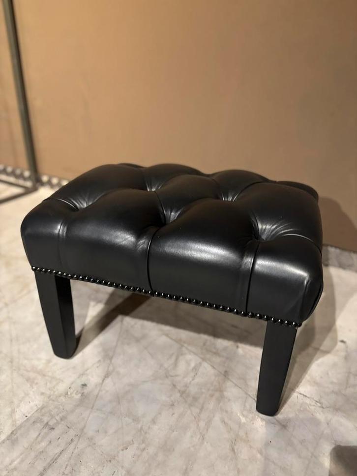 Chesterfield Hocker Merk Bendic Nieuwstaat, Huis en Inrichting, Banken | Voetenbanken en Poefen, Nieuw, 50 tot 75 cm, Minder dan 50 cm