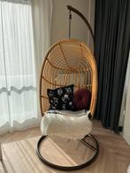 Rotan hangstoel met standaard, Huis en Inrichting, Stoelen, Ophalen, Bruin, Riet of Rotan, Zo goed als nieuw