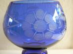 kobalt blauw vaasje op voet, geëtst kristal, Boheems, Antiek en Kunst, Antiek | Glas en Kristal, Ophalen