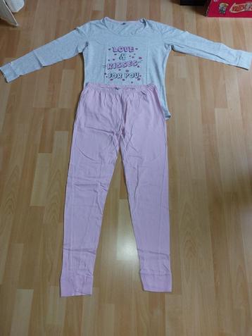 Roze/grijze pyjama beschikbaar voor biedingen