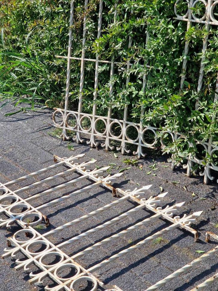 Partij sierlijke antieke smeedijzeren raamroosters(brocante), Tuin en Terras, Tuinhekken en Hekwerk, Gebruikt, Spijlenhekwerk