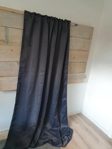 Verduisterde gordijnen beschikbaar voor biedingen