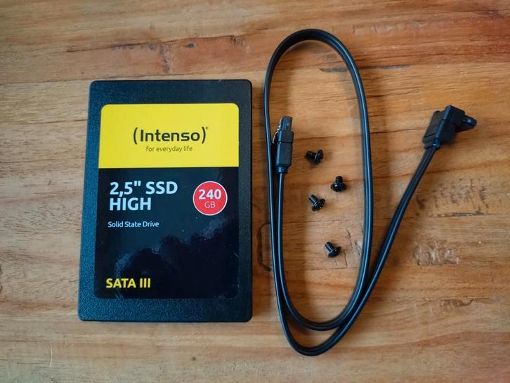 Intenso 240gb SSD | Windows 11 Boot-drive, Computers en Software, Harde schijven, Zo goed als nieuw, Desktop, Intern, SSD, SATA