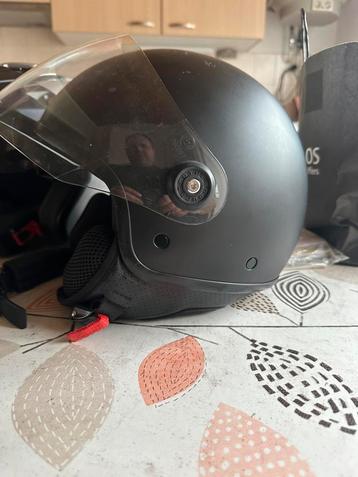 Goede helm zie foto’s beschikbaar voor biedingen