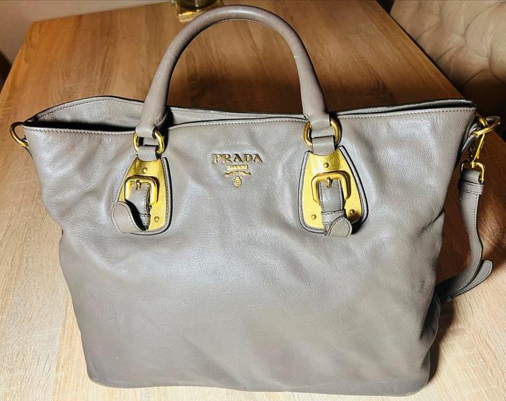 Prada Handtas - Taupe Kleur, Sieraden, Tassen en Uiterlijk, Tassen | Damestassen, Gebruikt, Handtas, Beige, Ophalen of Verzenden