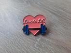 1 pin van een hart met tekst "Love to Lift" te koop, Verzamelen, Speldjes, Pins en Buttons, Nieuw, Sport, Ophalen of Verzenden