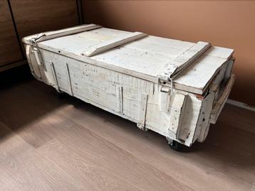 Prachtige VT Wonen kist | bijzettafel | legerkist beschikbaar voor biedingen