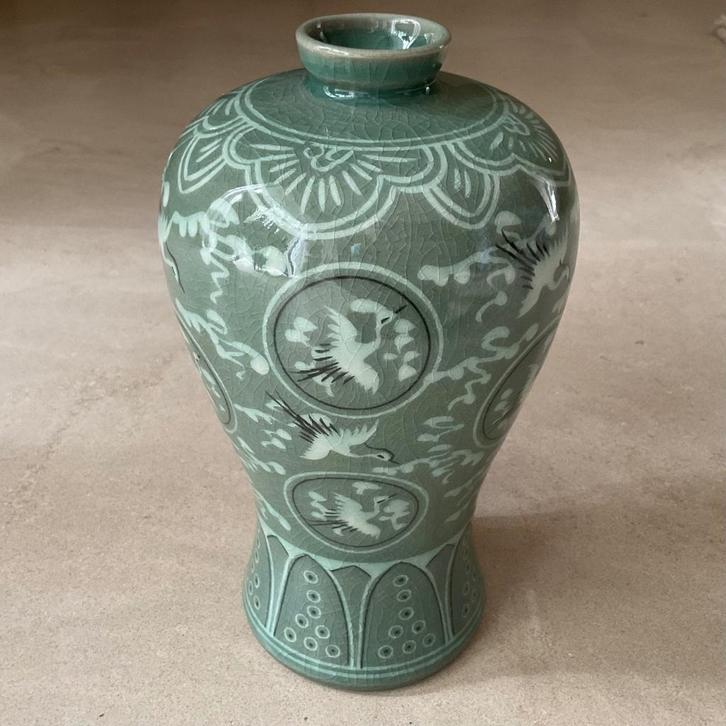 Koreaans celadon craquelé keramiek vaas met kraanvogel decor, Antiek en Kunst, Kunst | Niet-Westerse kunst, Verzenden