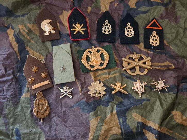 Diverse emblemen, kraagspiegels en baretembleem, Verzamelen, Militaria | Algemeen, Embleem of Badge, Ophalen of Verzenden