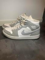 Nike air jordan 1 mid wolf grey, Ophalen of Verzenden, Zo goed als nieuw, Overige kleuren, Sneakers of Gympen
