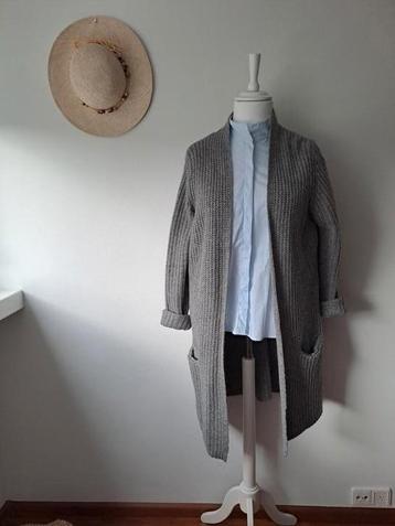 Mooi grijs lang vest van Chelsea Rose, maat 42/44. beschikbaar voor biedingen