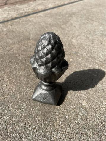 Paalkop dennenappel beschikbaar voor biedingen