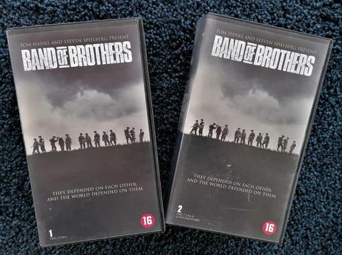 VHS: Band of Brothers compleet. 2 Cassettes/4 videobanden., Cd's en Dvd's, VHS | Film, Gebruikt, Drama, Vanaf 16 jaar, Ophalen of Verzenden