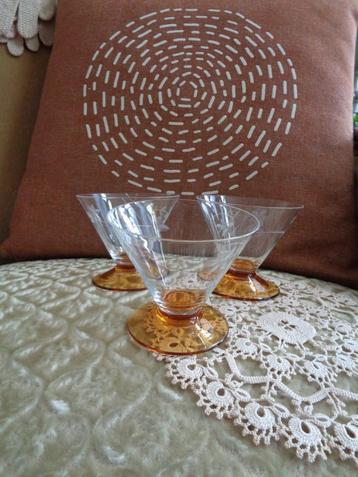 3 Geslepen Glaasjes met Amber Kleurige Voet ** Mimosa ** beschikbaar voor biedingen