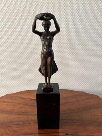 Bronzen beeld van een vrouw met lauwerkrans, door Pitta Luga beschikbaar voor biedingen