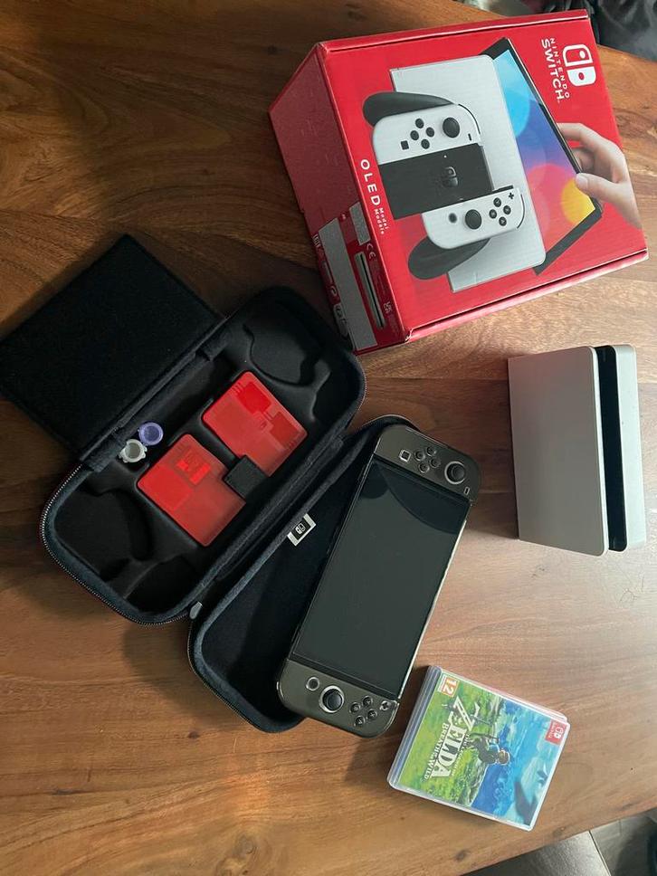 Nintendo Switch OLED + 2 Games + SD Kaart, Spelcomputers en Games, Games | Nintendo Switch, Zo goed als nieuw, Avontuur en Actie