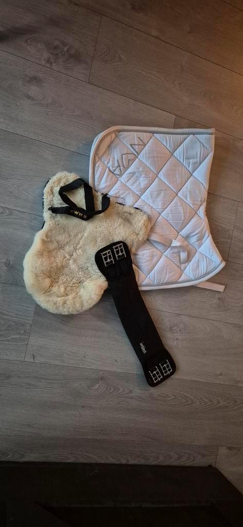 Wit dekje pony, singel 55cm, zadel bontje 17 inch., Dieren en Toebehoren, Paarden en Pony's | Overige Paardenspullen, Dressuur