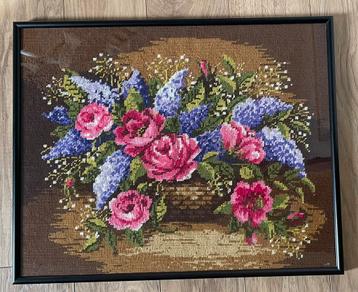 Geborduurd schilderij bloemen beschikbaar voor biedingen